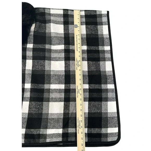 Black White Plaid Faux Fur Collar Single Button Closure Shawl Womens One Size - Picture 6 of 11